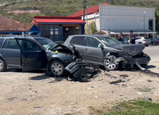 Dy të lënduar nga përplasja e dy mjeteve