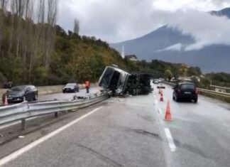 Aksident i rëndë në Rrugën e Kombit/ Një person humb jetën, tre të tjerë të plagosur!