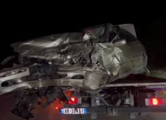 Makina të bëra copë e çikë! Pamje nga aksidenti fatal në rrugën Elbasan-Cërrik ku humbi jetën një 28-vjeçar dhe u plagos një tjetër