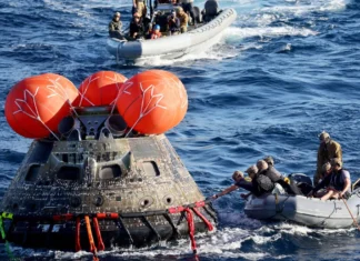 Momenti kur kapsula e “Artemis II” bie mbi oqeanin Paqësor pas misionit historik përreth Hënës (VIDEO)