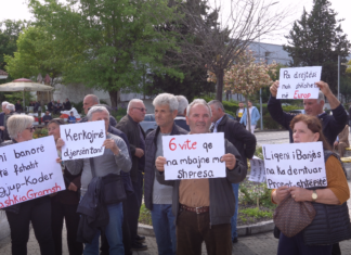 U shembi HEC Banjë shtëpitë, banorët e Kodër Zgjup në Gramsh protestojnë për dëmshpërblime