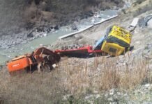 Po mbante ekskavatorin, përmbyset mjeti i tonazhit të rëndë në Moglicë