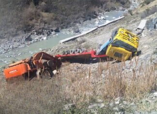 Po mbante ekskavatorin, përmbyset mjeti i tonazhit të rëndë në Moglicë