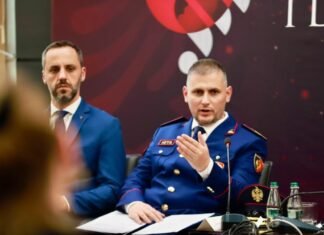 HITA: JO MË POLICË QË “FSHIHEN PAS FERRAVE DHE NXJERRIN KACINË”