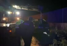 Aksident tragjik: Makina bie në kanal, humbin jetën babë e bijë