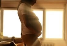 Pse gratë nuk duhet të lindin të shtrira: e vërteta që ndryshon gjithçka për lindjen