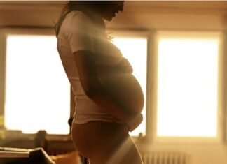 Pse gratë nuk duhet të lindin të shtrira: e vërteta që ndryshon gjithçka për lindjen