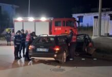 Po e ndiqte policia, drejtuesi shkakton aksident duke u përplasur me një mjet tjetër dhe përfundon në spital