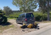 Motoçikleta përplaset me një automjet, humb jetën shoferi