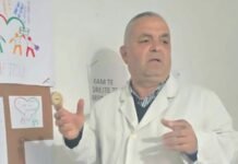 8 kilometra rrugë në këmbë për të arsimuar vetëm 2 nxënës, familjarët: Ishte i përkushtuar