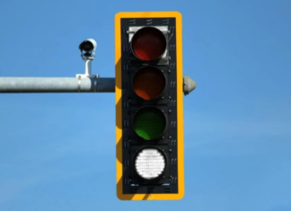 “Ngjyra e katërt” po vjen në semaforët në rrugët e Evropës, si po e ndryshon e bardha trafikun