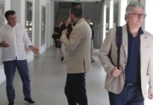 Salianji dorëzoi kandidaturën për kreun e PD dhe një mesazh për Berishën/ Reagon Flamur Noka!