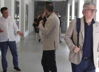 Salianji dorëzoi kandidaturën për kreun e PD dhe një mesazh për Berishën/ Reagon Flamur Noka!