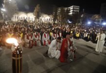 Qindra besimtarë katolikë kremtojnë “Udhën e Kryqit”