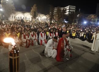 Qindra besimtarë katolikë kremtojnë “Udhën e Kryqit”