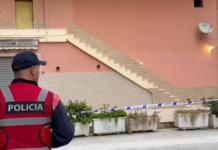 2-vjeçari humbi jetën pasi ra nga ballkoni, policia jep detaje: I mituri ndodhej në banesë me nënën e tij