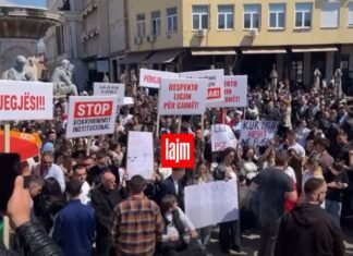 PO NDODH/ Protestë masive e studentëve shqiptarë në Shkup për gjuhën shqipe: “Ligji në letër, diskriminim në praktikë”