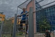 Qytetarja ngjitet në dyert e SPAK dhe kërkon të futet me forcë! “Kam 7 vite që i lutem Majlinda Carës”