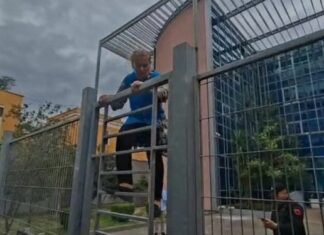 Qytetarja ngjitet në dyert e SPAK dhe kërkon të futet me forcë! “Kam 7 vite që i lutem Majlinda Carës”