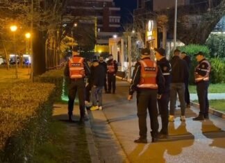 Sherr me thika, dy të rinj përfundojnë në spital