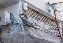 Fund epokës së kabllove të internetit në ajër dhe në fasadat e pallateve