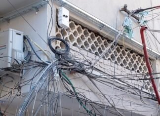 Fund epokës së kabllove të internetit në ajër dhe në fasadat e pallateve