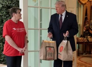 Trump i jep bakshish 100 dollarë korrieres që i solli ushqimin në Shtëpinë e Bardhë