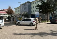 Të shtëna me armë në një shkollë të mesme në Turqi, raportohet për 16 të plagosur, momenti kur nxënësit vrapojnë për të shpëtuar jetën