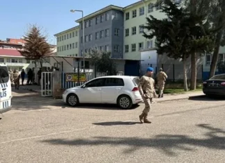 Të shtëna me armë në një shkollë të mesme në Turqi, raportohet për 16 të plagosur, momenti kur nxënësit vrapojnë për të shpëtuar jetën