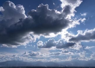 Alternime kthjellimesh e vranësirash, pasditja sjell reshje në disa zona të vendit