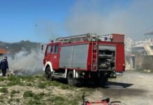 Shtëllungat e tymit pushtojnë zonën, zjarr me goma të përdorura pranë stacionit hekurudhor në Elbasan