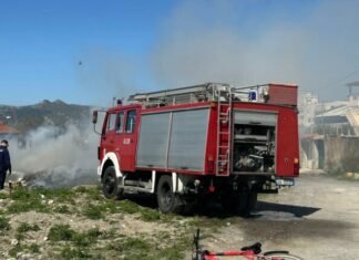 Shtëllungat e tymit pushtojnë zonën, zjarr me goma të përdorura pranë stacionit hekurudhor në Elbasan