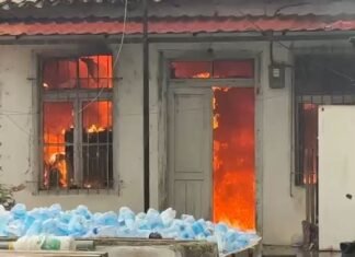 Zjarr në një bansë të vjetër afër ‘1 majit’ në Elbasan