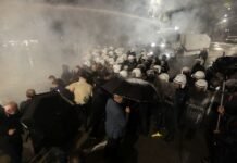 Pas përplasjeve me policinë, Berisha tërheq protestuesit dhe i çon tek selia e PD