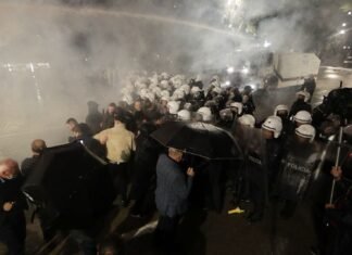 Pas përplasjeve me policinë, Berisha tërheq protestuesit dhe i çon tek selia e PD