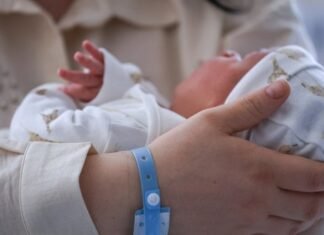 “Si të bëj djalë?” REL: Tregu i këshillave, miteve dhe boshllëqeve ligjore në Kosovë