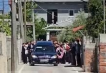 Aksidenti tragjik në Durrës/ Mes dhimbjes dhe lotësh, familjarët përcjellin për në banesën e fundit 12-vjeçarin