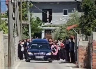 Aksidenti tragjik në Durrës/ Mes dhimbjes dhe lotësh, familjarët përcjellin për në banesën e fundit 12-vjeçarin