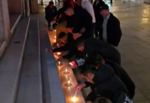 Aksidenti tragjik në Durrës/ Të afërmit të dy fëmijëve që humbën jetën, ndezin qirinj para Bashkisë Durrës në shenjë proteste