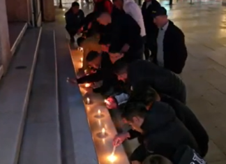 Aksidenti tragjik në Durrës/ Të afërmit të dy fëmijëve që humbën jetën, ndezin qirinj para Bashkisë Durrës në shenjë proteste