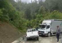 Prej orësh i bllokuar aksi Gramsh–Kukur, kamioni me furnizime rrezikon rrëshqitjen