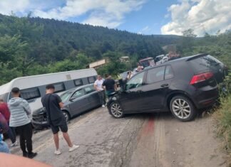 Aksident rrugor në aksin Elbasan- Përrenjas/ Lëndohen dy persona dhe bllokohet rruga për 40 minuta
