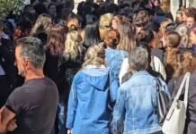 Durrësi në zi, qytetarë të shumtë ngushëllojnë familjet e dy fëmijëve