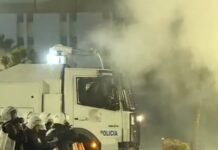 Hidhen molotovë, policia shpërndan protestuesit me ujë