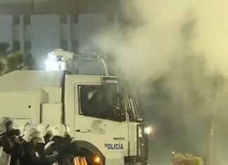 Hidhen molotovë, policia shpërndan protestuesit me ujë