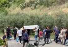 U përplas për vdekje nga regjisori Petri Bozo, 7-vjeçari përcillet mes lotësh e dhimbjes për në banesën e fundit!