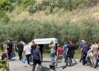 U përplas për vdekje nga regjisori Petri Bozo, 7-vjeçari përcillet mes lotësh e dhimbjes për në banesën e fundit!