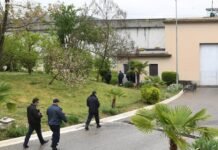 Kontroll blic në burgun e Peqinit, gjenden 4 celularë. Njëri i përkiste të dënuarit për vrasje (EMRI)