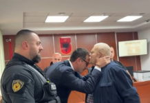 Robert Ndrenika përqafon dhe puth në ballë Erion Veliajn në sallën e gjyqit
