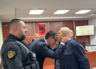 Robert Ndrenika përqafon dhe puth në ballë Erion Veliajn në sallën e gjyqit